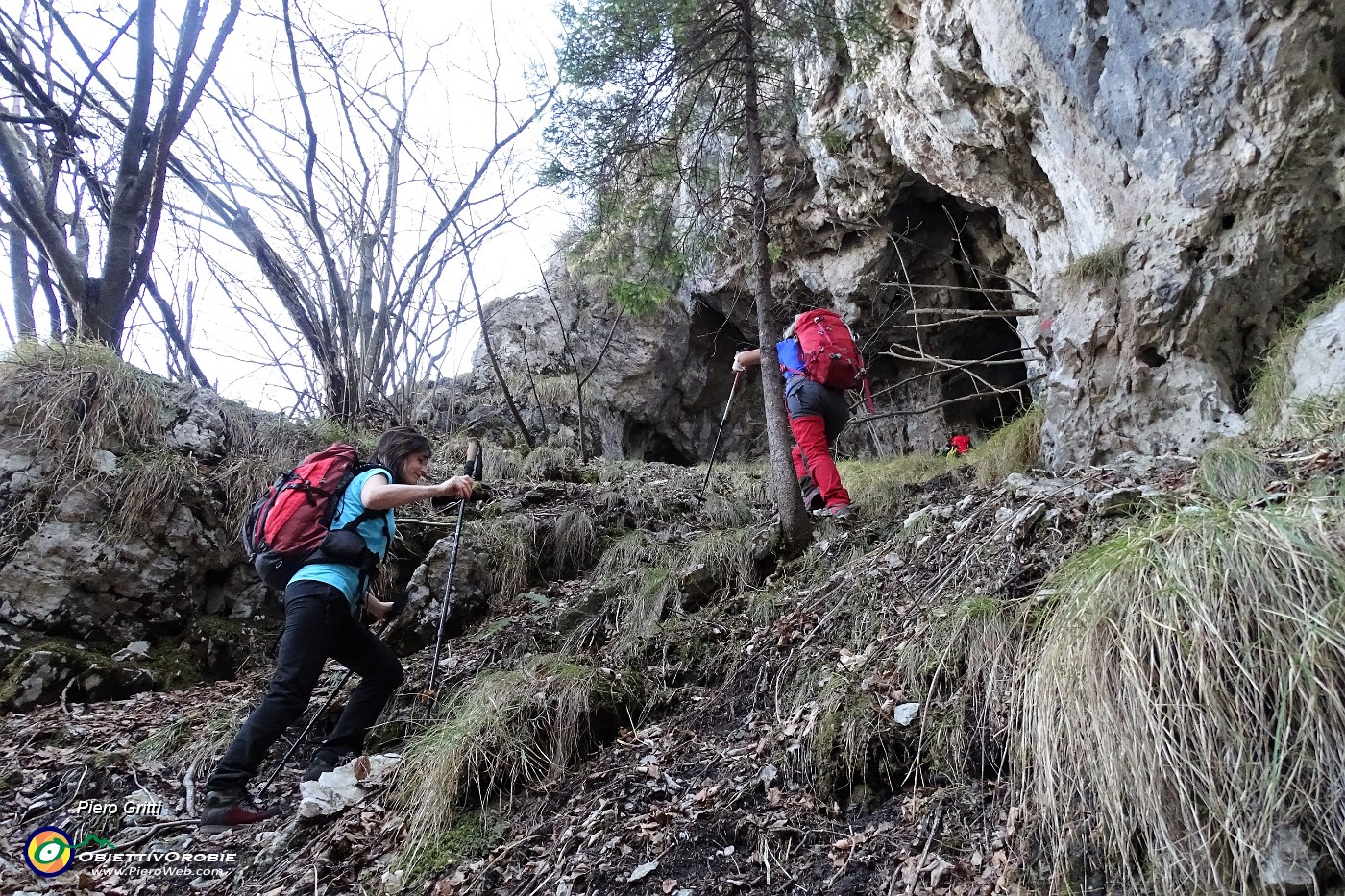 88 Saliamo a vedere un anfratto cavernoso.JPG